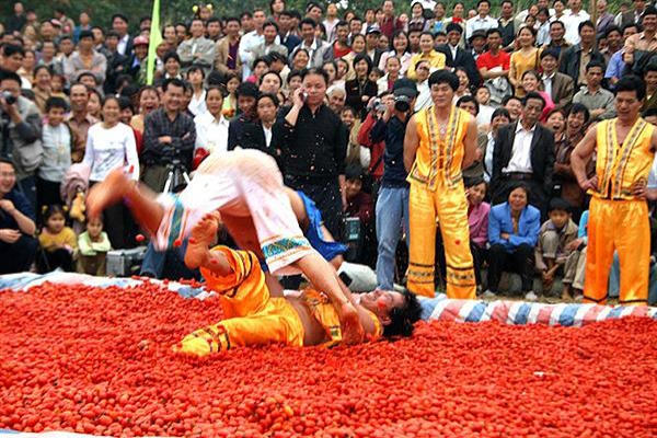 图为田阳县布洛陀文化旅游节的摔跤比赛，两位选手在“圣女池”里摔跤.jpg